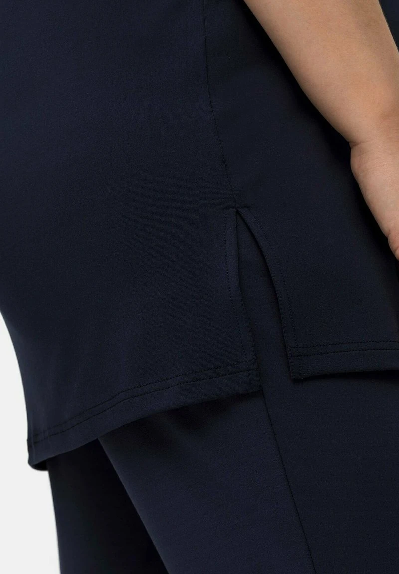 Sheego FUNKTIONS - T-Shirt Basic - Marine 6 Sheego FUNKTIONS - T-Shirt Basic - Marine – Bild 4