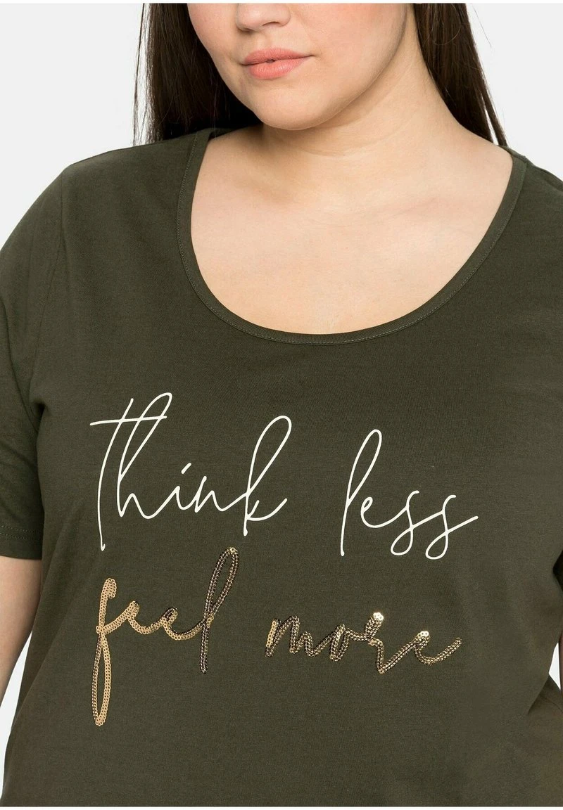 Sheego T-Shirt Print - Dunkeloliv 6 Sheego T-Shirt Print - Dunkeloliv – Bild 4