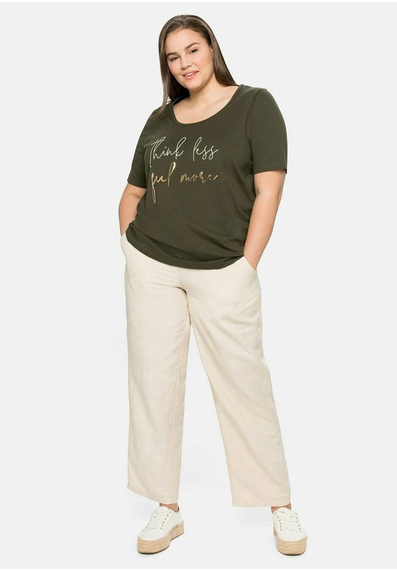 Sheego T-Shirt Print - Dunkeloliv 4 Sheego T-Shirt Print - Dunkeloliv – Bild 2