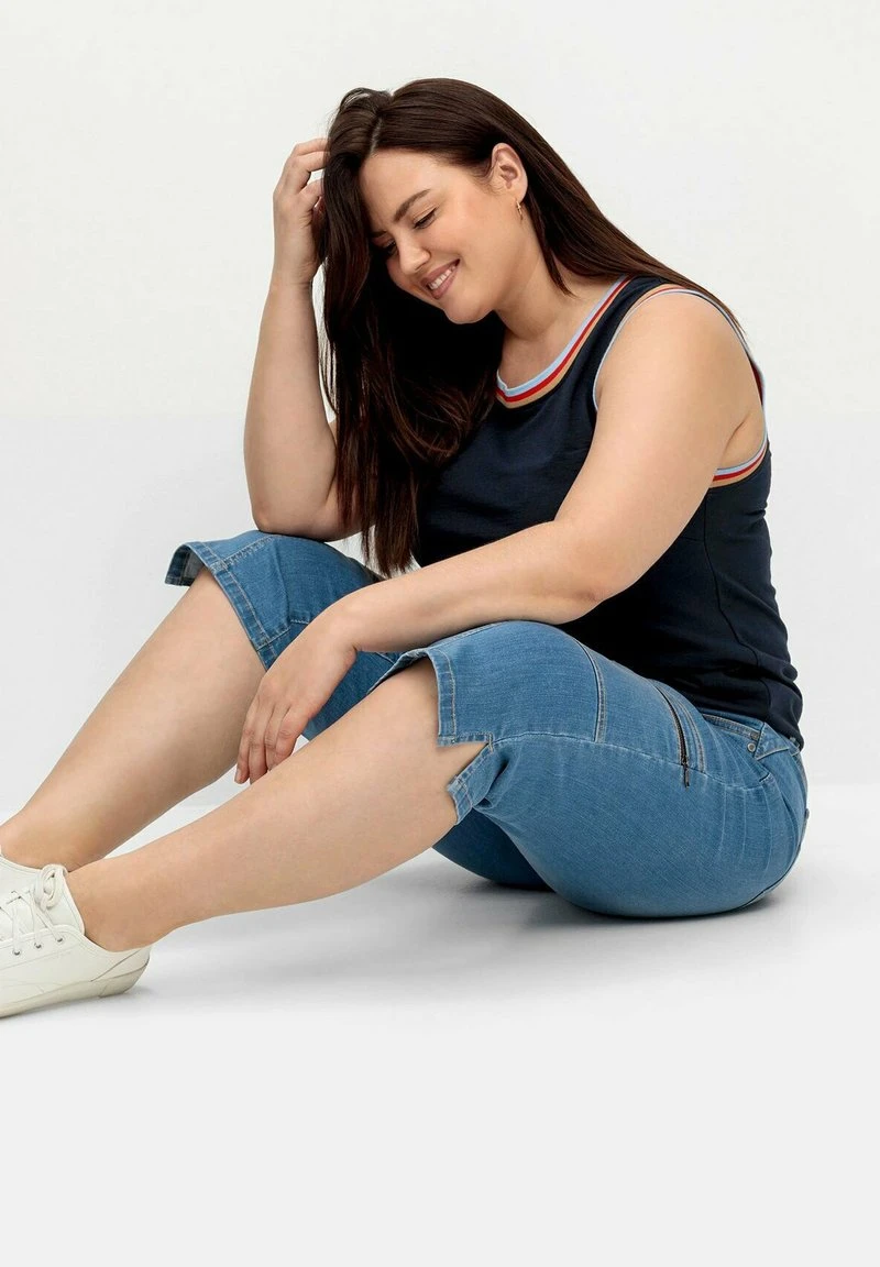 Sheego CAPRI - Jeans Shorts - Blue Bleached Denim 7 Sheego CAPRI - Jeans Shorts - Blue Bleached Denim – Bild 5